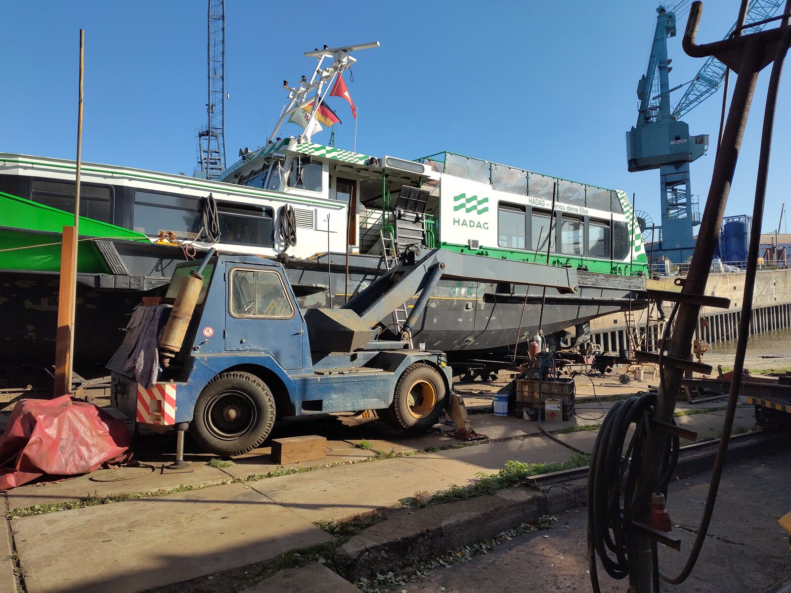 Werftbetrieb der Schiffswerft M. A. Flint mit Slipanlagen